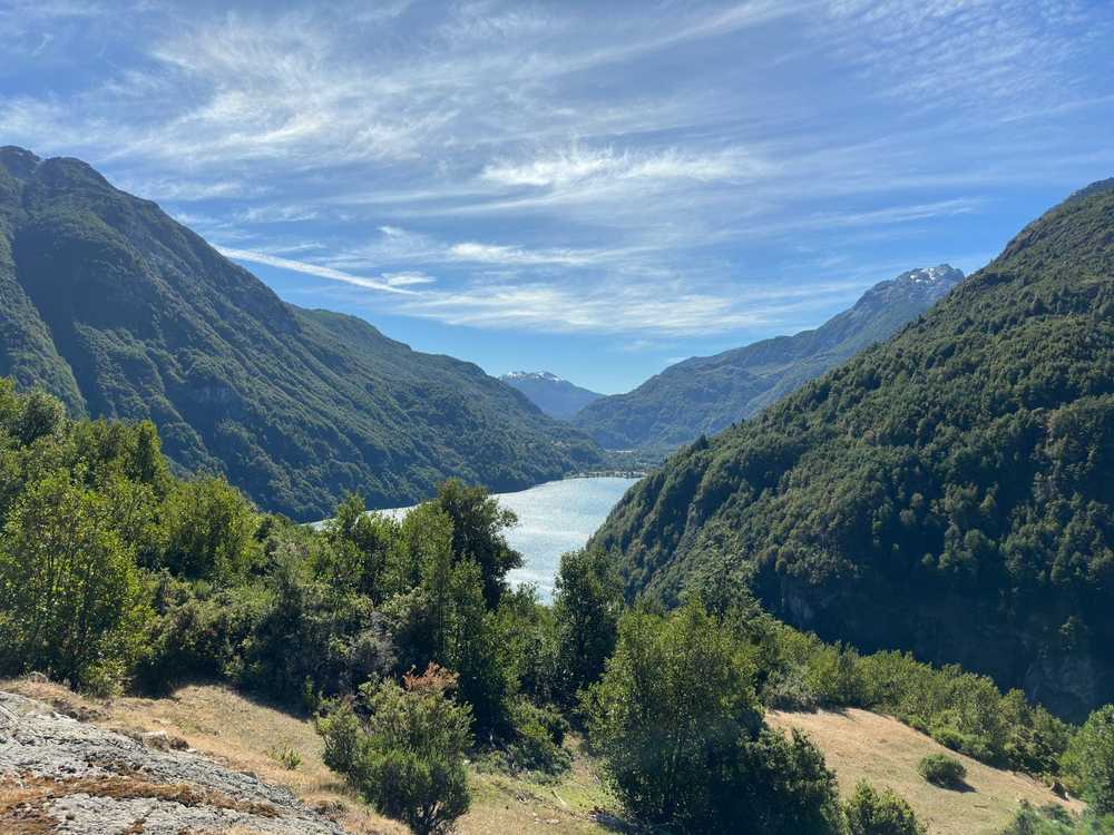"Caminar por un sendero ancestral es un viaje a través de la historia, la tradición y la naturaleza indómita."