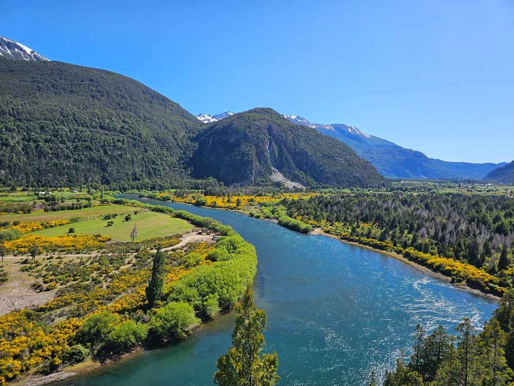 "Panorámicas del majestuoso Valle del rio Futaleufú, disfruta de los bosques nativos y las vistas de agua cristalina del rio."