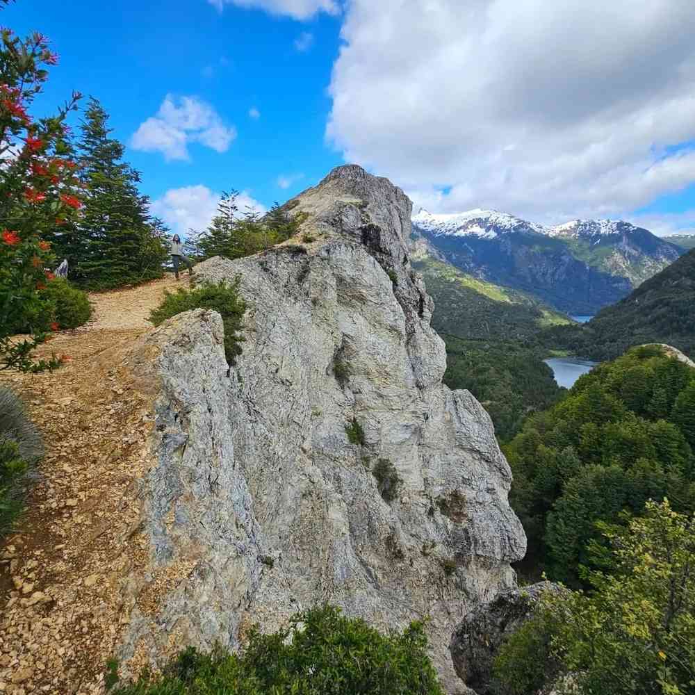 "Una de las caminatas más populares de Futaleufú. El sendero te conduce a una impresionante formación rocosa en la cima de la montaña."
